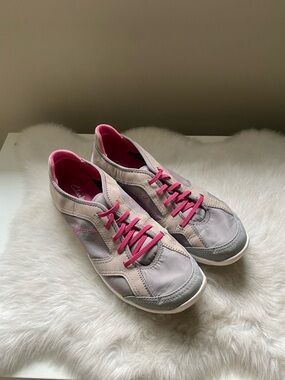 Clarks Arbor Jade walking Shoes in Grey with Coral Accent